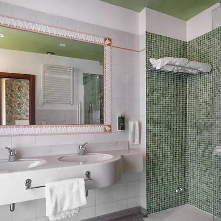 De La Pace, Sure Collection By Western 4*